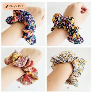 Puede incluir: Se muestran cuatro coleteros florales coloridos, cada uno con un patr&oacute;n &uacute;nico. Los coleteros son en tonos de azul, amarillo, rosa y rojo, con varios dise&ntilde;os de flores. La imagen est&aacute; etiquetada como "Etsy's Pick".