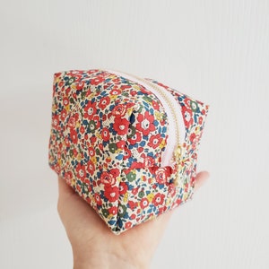 Taglia M / Custodia cosmetica imbottita Liberty / Edizione speciale / Custodia in tessuto per trucco / Borsa con stampa floreale / Custodia con cerniera / Custodia imbottita con bella stampa