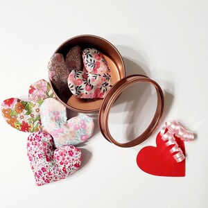 Set de bolsitas aromáticas de lavanda de Liberty of London, lata color oro rosa, bolsitas en forma de corazón.