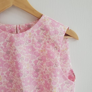 Wunderschönes, Liberty Ärmelloses Top / Cropped Saum Baumwollbluse. Handmade / Pullover