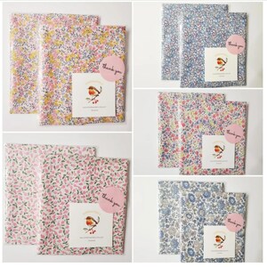 Puede incluir: Se muestran varios paquetes envueltos en papel con estampado floral. Cada paquete est&aacute; sellado con una envoltura de pl&aacute;stico transparente y una pegatina rosa de "gracias". Tambi&eacute;n se incluye una peque&ntilde;a tarjeta con una ilustraci&oacute;n de un p&aacute;jaro. Los estampados florales presentan varios colores, como el rosa, el azul y el amarillo.