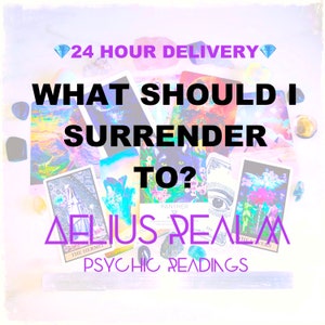 以下が含まれることがあります： 紫と白のグラフィックで、「WHAT SHOULD I SURRENDER TO?」と「AELIUS REALM PSYCHIC READINGS」のテキストが書かれています。グラフィックにはタロットカードとクリスタルが描かれています。