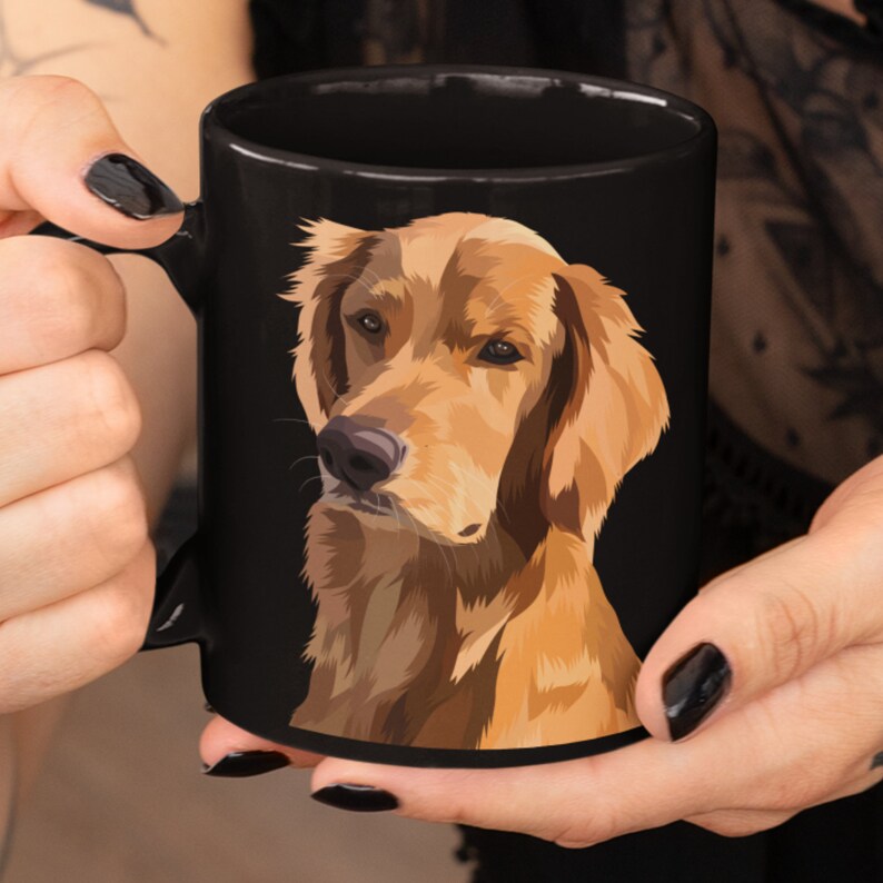Puede incluir: Taza de caf&eacute; de cer&aacute;mica negra con una ilustraci&oacute;n colorida de un perro golden retriever. El perro est&aacute; mirando directamente al espectador.