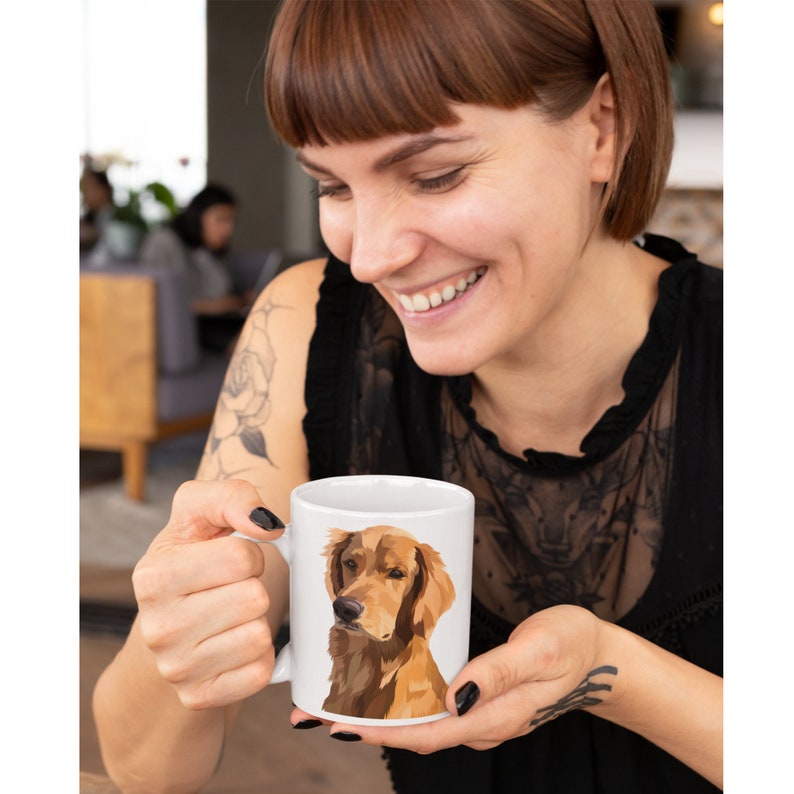 Puede incluir: Una taza de cer&aacute;mica blanca con una ilustraci&oacute;n colorida de un perro golden retriever. El perro mira hacia la izquierda y tiene la nariz marr&oacute;n y los ojos marrones.