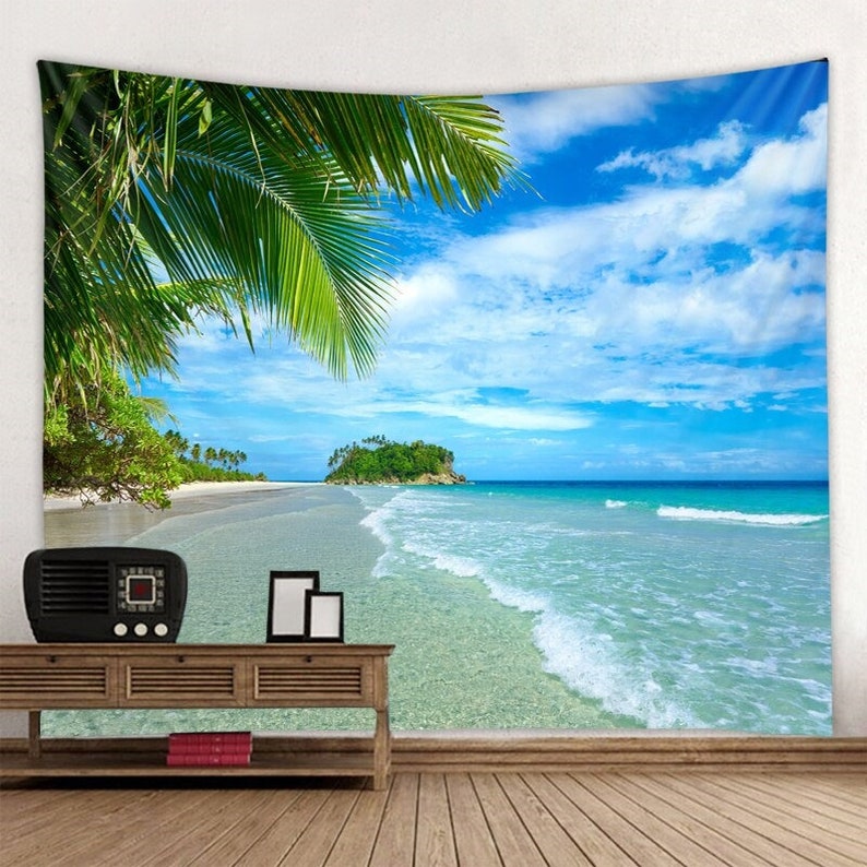 Puede incluir: Un tapiz que representa una escena de playa tropical con una palmera en primer plano, una peque&ntilde;a isla en la distancia y agua azul con olas blancas.