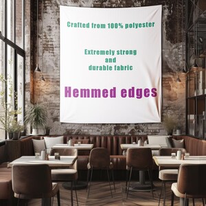 Może przedstawiać: Biały baner z tkaniny z tekstem "Crafted from 100% polyester", "Extremely strong and durable fabric" i "Hemmed edges" w zielonym i fioletowym kolorze. Baner wisi na ceglanej ścianie w restauracji.