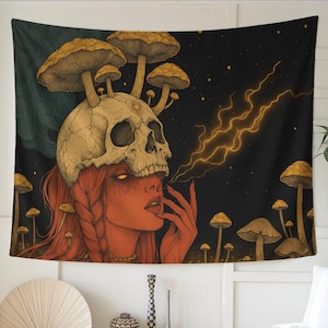 Puede incluir: Un tapiz con una ilustración surrealista de una mujer con cabello y piel rojos, que lleva un tocado de calavera adornado con hongos. La obra de arte tiene un tema oscuro y místico con un fondo negro y relámpagos dorados.