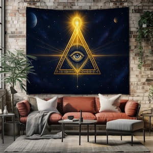 Op de afbeelding: Een grote wandtapijt met een gouden oog in een driehoek, dat licht uitstraalt tegen een donkerblauwe sterrenhemel. Het ontwerp bevat hemelse elementen zoals planeten en sterren, waardoor een mystiek en decoratief stuk voor de woondecoratie ontstaat.