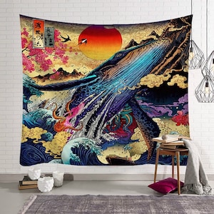 Pode incluir: Uma tapeçaria colorida com uma grande baleia azul emergindo das ondas do oceano. A baleia está cercada por nuvens giratórias, um sol vermelho e uma cerejeira em flor rosa. A tapeçaria tem um design de inspiração japonesa com detalhes intrincados.