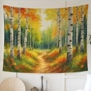 Könnte beinhalten: Ein Wandteppich mit einem Aquarellgemälde einer Waldszene. Hohe Birken mit weißer Rinde und schwarzen Markierungen säumen einen Weg. Das Laub ist eine Mischung aus Gelb, Orange und Grün, was auf den Herbst hindeutet. Der Weg führt in einen hellen, sonnigen Bereich.