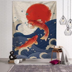 Puede incluir: Un tapiz con dos peces koi rojos nadando en olas azules con un sol rojo en el fondo.