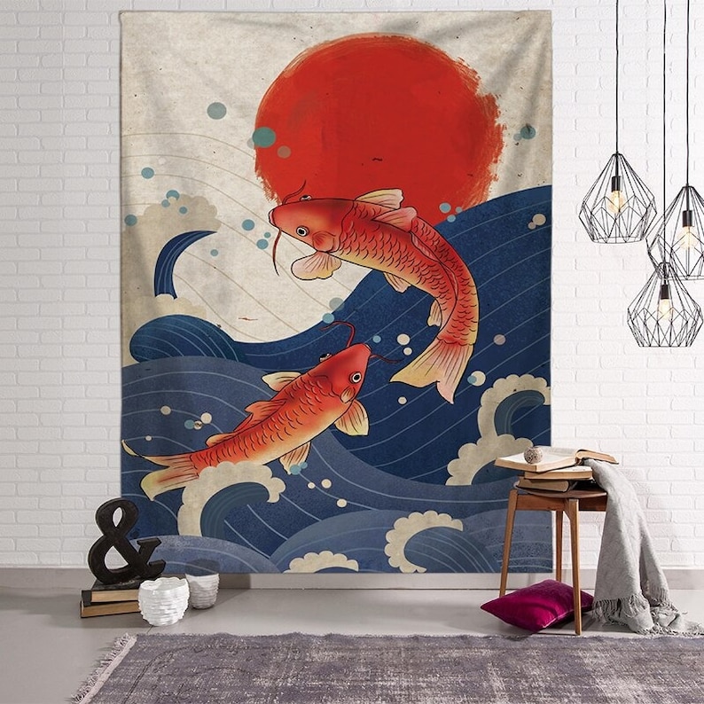 Puede incluir: Un tapiz con dos peces koi rojos nadando en olas azules con un sol rojo en el fondo.
