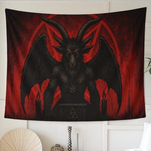 Pode incluir: Uma tapeçaria preta com uma ilustração detalhada de Baphomet, uma divindade com cabeça de bode, chifres grandes, asas e olhos vermelhos. O fundo é um gradiente vermelho com um grande pentagrama. Duas velas acesas ladeiam a figura.