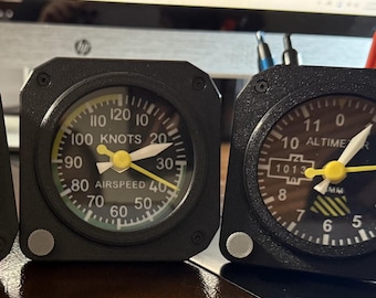 Horloge de bureau pour instruments de bord avec porte-crayon