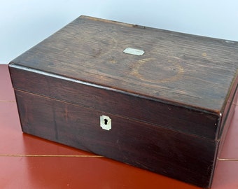 Antieke houten kist met parelmoer inleg