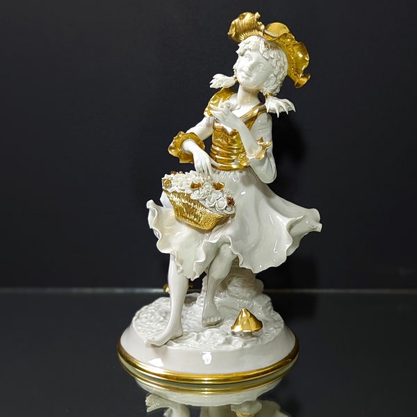 vintage Grande Figurine en Céramique Fille avec Panier de Fleurs , EPOCA Made in Portugal , 2324