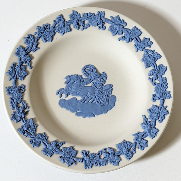 Vintage Wedgwood Jasper Ware blanc et bleu pâle bas relief / plat à épingles