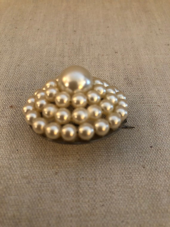 1950s Faux Pearl brooch - image 3