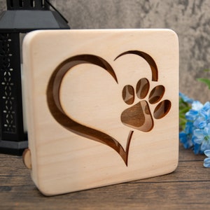 LED wooden lamp Pfotenliebe – heart-paw design for animal lovers
