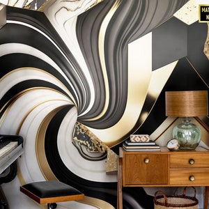 Peut inclure: Papier peint abstrait en noir et blanc avec des accents dorés. Le papier peint est dans une pièce avec un piano noir et une table d'appoint en bois avec une lampe.