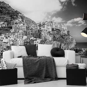 Schwarz-Weiß-Fototapete mit Blick auf die italienische Küste von Manarola • Abziehen und Aufkleben *selbstklebend* oder nicht geklebte Vinylmaterialien •