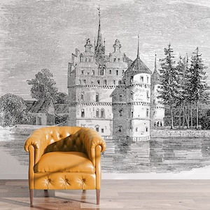 Könnte beinhalten: Eine Vintage-Schwarzweißillustration eines Schlosses mit einem Wassergraben und Bäumen. Die Illustration ist auf weißem Hintergrund gedruckt und wird von einem gelben Sessel eingerahmt.
