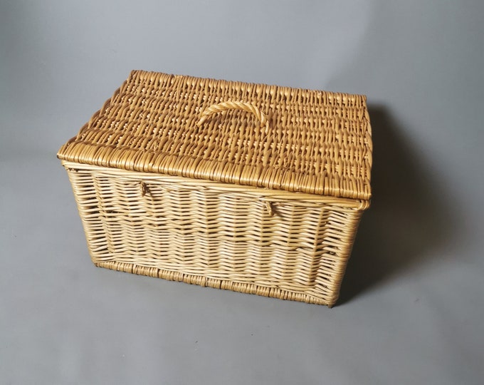 Large vintage wicker picnic basket