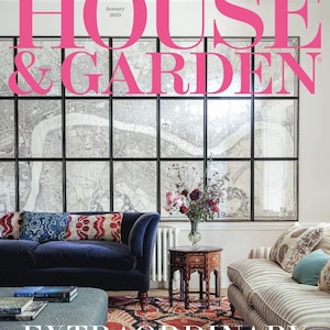 Op de afbeelding: Een tijdschriftcover voor House & Garden, met een foto van een woonkamer met twee banken, een salontafel en een bijzettafel. De tekst op de tijdschriftcover luidt "Extraordinary Interiors" en "From London's East End to South Africa's Western Cape".
