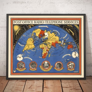 Puede incluir: Un mapa vintage que muestra el mundo con un fondo azul y continentes amarillos. El mapa muestra los servicios de radiotelefonía de la oficina de correos con líneas que conectan diferentes países. El mapa está rodeado por un marco negro y tiene un título que dice "Post Office Radio-Telephone Services".