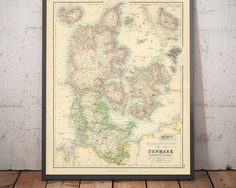 Pode incluir: Mapa vintage da Dinamarca, Schleswig e Holstein, impressa em papel creme com detalhes marrons, verdes e vermelhos. O mapa mostra a costa, os rios e as cidades da Dinamarca.