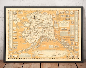 Op de afbeelding: Een vintage kaart van Alaska met illustraties van bezienswaardigheden, steden en vervoer. De kaart is gedrukt op een gele achtergrond met zwarte lijnen en tekst. De kaart is ingelijst in een zwart frame.