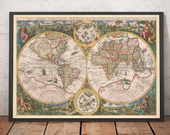 Può includere: Una stampa incorniciata di una mappa del mondo d'epoca. La mappa presenta illustrazioni dettagliate di continenti, oceani e personaggi storici. La mappa è in una cornice nera ed è esposta su una superficie di legno.