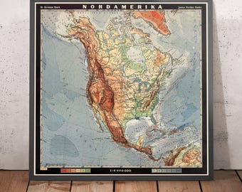 Puede incluir: Un mapa vintage de América del Norte, titulado "Nordamerika", con topografía detallada y corrientes oceánicas. El mapa está impreso en tonos de azul, verde, marrón y rojo, e incluye una barra de escala en la parte inferior.