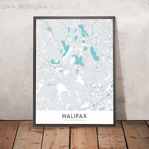 Op de afbeelding: Ingelijste kaartkunstprint van Halifax, Verenigde Staten. De kaart heeft een lichtblauw en wit kleurenschema met een netwerk van wegen en wateren. De stadsnaam en het land zijn gedrukt in een witte rechthoek aan de onderkant.