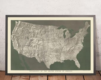 Può includere: Una mappa vintage degli Stati Uniti che mostra la topografia su uno sfondo verde con il testo "TOPOGRAPHY OF THE UNITED STATES OF AMERICA."