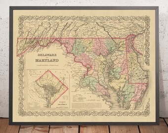 Może przedstawiać: Antyczna mapa Delaware i Maryland, wydrukowana czarnym, czerwonym, zielonym i niebieskim atramentem na kremowym papierze. Mapa przedstawia hrabstwa każdego stanu, a także główne miasta i miasteczka. Tytuł mapy to "Delaware and Maryland". Mapa jest oprawiona w ciemnobrązową ramę.