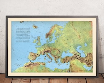 Può includere: Una mappa vintage dell'Europa con uno sfondo blu chiaro e masse terrestri verdi, marroni e gialle. La mappa mostra le caratteristiche fisiche del continente, comprese montagne, fiumi e coste. La mappa è incorniciata in una cornice nera.