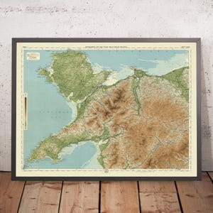 Puede incluir: Un mapa vintage de las Tierras Altas del Noroeste de Escocia, que muestra el terreno y las carreteras. El mapa está impreso en colores marrón, verde y azul e incluye una escala y una brújula.