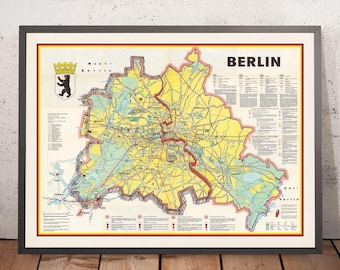Könnte beinhalten: Eine Vintage-Karte von Berlin, Deutschland, mit einem gelben und grünen Farbschema. Die Karte zeigt die Stadtgrenzen, wichtige Straßen und Sehenswürdigkeiten. Der Titel "BERLIN" ist in Fettdruck oben auf der Karte gedruckt. Ein kleiner Bär mit einer Krone befindet sich in der oberen linken Ecke.