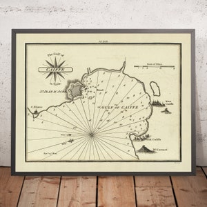 Puede incluir: Mapa náutico antiguo enmarcado del Golfo de Caiffe en Siria, con líneas detalladas, marcas de profundidad y nombres de lugares. El mapa es en blanco y negro, con una rosa de los vientos y una escala en millas. El marco es gris oscuro.