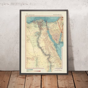 Może przedstawiać: Oprawiony, zabytkowy wydruk mapy Doliny Nilu, z szczegółową ilustracją geograficzną w odcieniach czerwieni, błękitu i beżu. Mapa pochodzi z Atlasu Świata Pergamon.