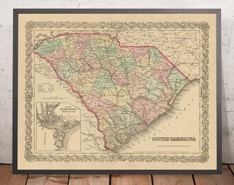 Pode incluir: Um mapa antigo da Carolina do Sul, impresso a cores, com um mapa inserido detalhado de Charleston. O mapa mostra os condados do estado e as principais cidades, rios e estradas. O mapa está emoldurado por uma moldura decorativa.