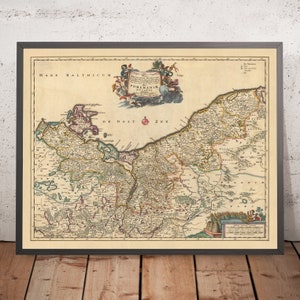 Könnte beinhalten: Eine antike Karte des Herzogtums Pommern, einer Region in Norddeutschland, mit detaillierten Grenzen und Ortsnamen. Die Karte ist auf gealtertem Papier mit cremefarbenem Hintergrund gedruckt und zeigt eine dekorative Titelkartusche mit einem Globus und Figuren.