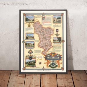 以下が含まれることがあります： イングランドのダービーシャーのヴィンテージマップ。郡とその周辺地域の輪郭が詳細に描かれています。マップは、紋章と地元のランドマークのイラストが描かれた装飾的な境界線を持っています。タイトルの「ダービーシャー」は、バナーに目立つように表示されています。