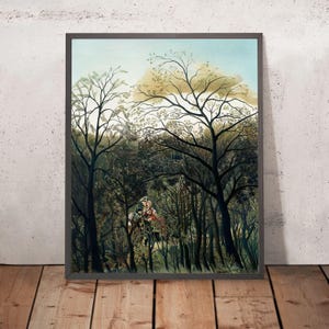 Può includere: Un dipinto che rappresenta una scena di bosco con un gruppo di persone al centro. Gli alberi sono di colore verde scuro e il cielo è di colore azzurro chiaro con una sola nuvola bianca. Le persone indossano abiti colorati e camminano nel bosco.