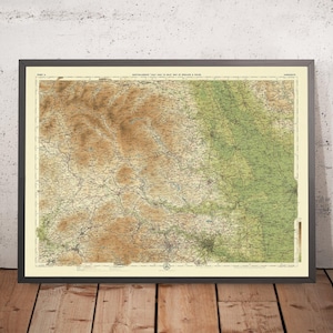 Puede incluir: Un mapa vintage de Inglaterra y Gales, impreso en tonos marrones, verdes y beige. El mapa muestra carreteras, ríos y cambios de elevación. El título "Bartholomew's "Half Inch to the Mile" Map of England & Wales" está impreso en la parte superior.