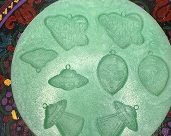 Alien UFO Heart Silicone Mold, Resin Crafting Supplies, Jewelry Making Palette