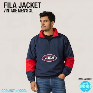 Pu&ograve; includere: Giacca Fila blu navy con dettagli rossi sulle maniche e sul colletto. La giacca presenta una chiusura a mezza zip e il logo Fila sul petto. Il testo "FILA JACKET VINTAGE MEN'S XL" &egrave; visualizzato nella parte superiore dell'immagine.