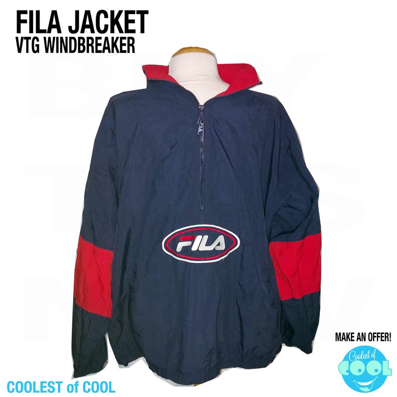 Pu&ograve; includere: Giacca a vento Fila vintage. La giacca &egrave; blu navy con dettagli rossi sul colletto e sulle maniche. Il logo Fila &egrave; ben visibile sul davanti. La giacca ha una chiusura a mezza zip.