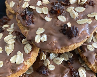 Verse koekjes gebakken goede havermout en rozijnen Bestseller Gebakken koekjes, handgemaakte koekjes, zelfgemaakte koekjes, Belgische chocolade, 12 eenheden